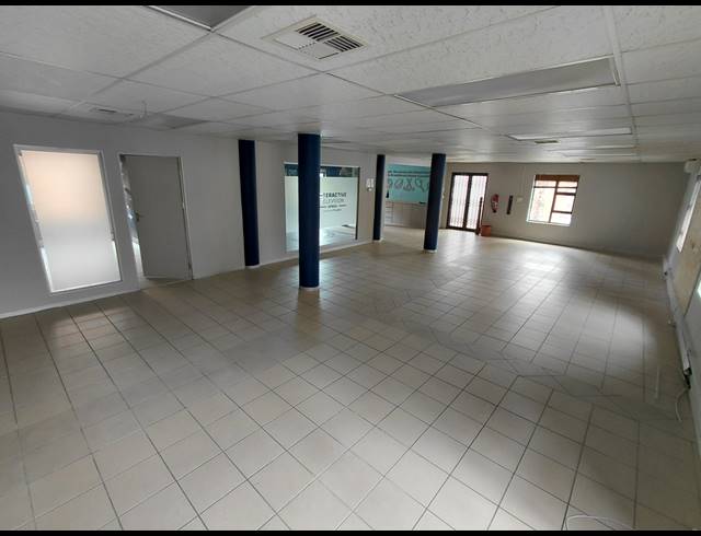 202M² OFFICE TO LET IN FOURWAYS
